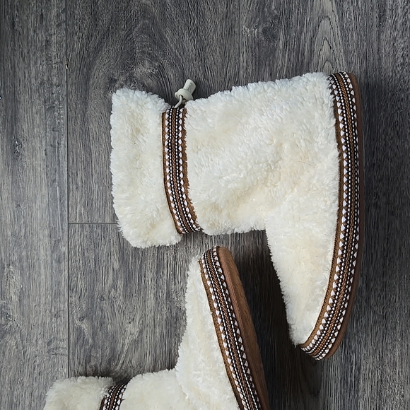 Cozy Cream Faux Fur Boots - Picture 3 of 9